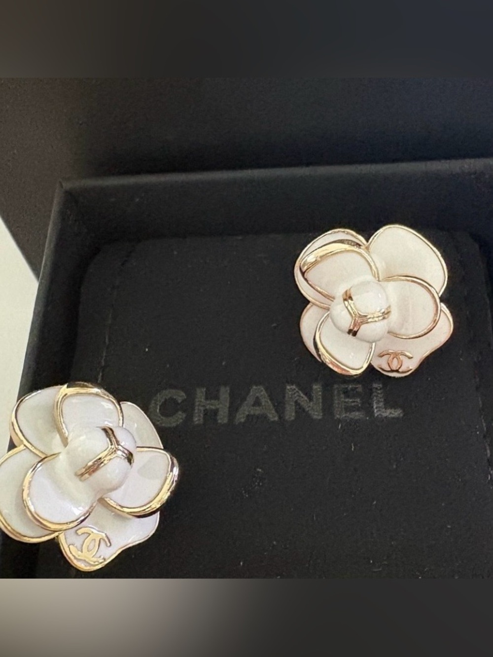 CHANEL White Camellia Flower Earrings with the box&bag.  20mm